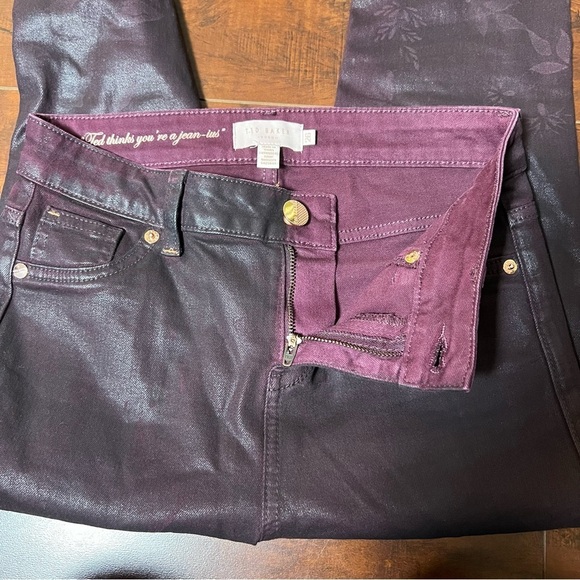 TED BAKER London Wax Oil Coated Denim Burgundy Floral Mid Rise Ankle Zip Size 26 - Picture 8 of 11